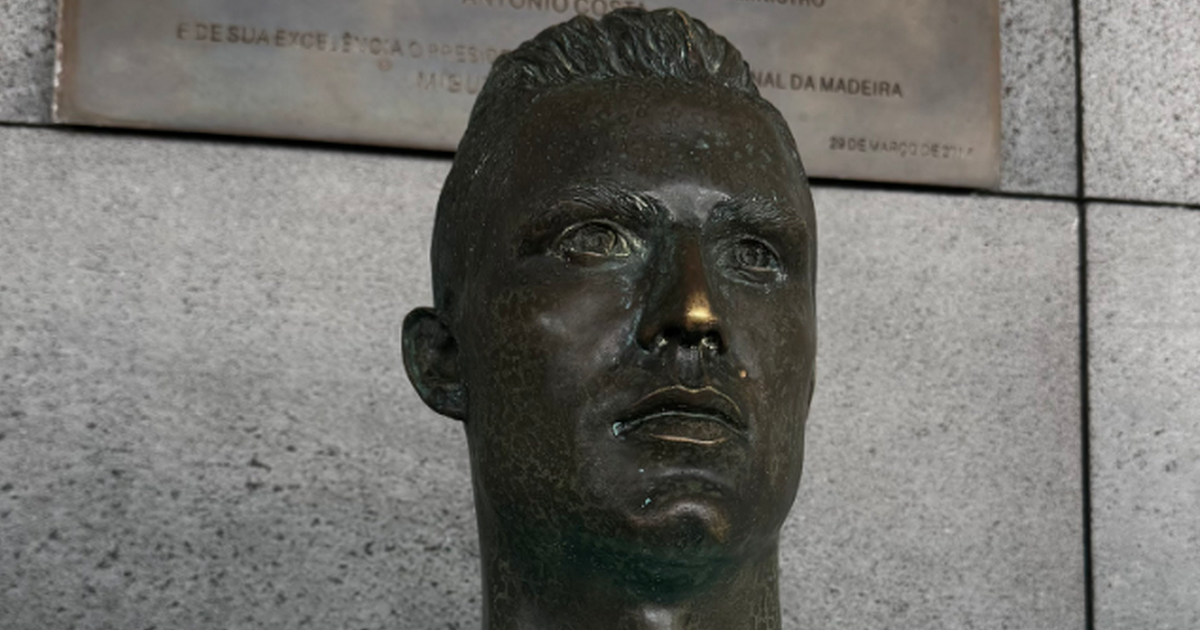 Estátua de Cristiano Ronaldo preparada com estilo para receber o Sporting