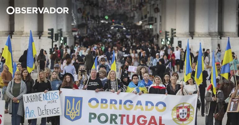 Ucranianos em território português comemoram autonomia fatigados, mas firmes contra a Rússia.