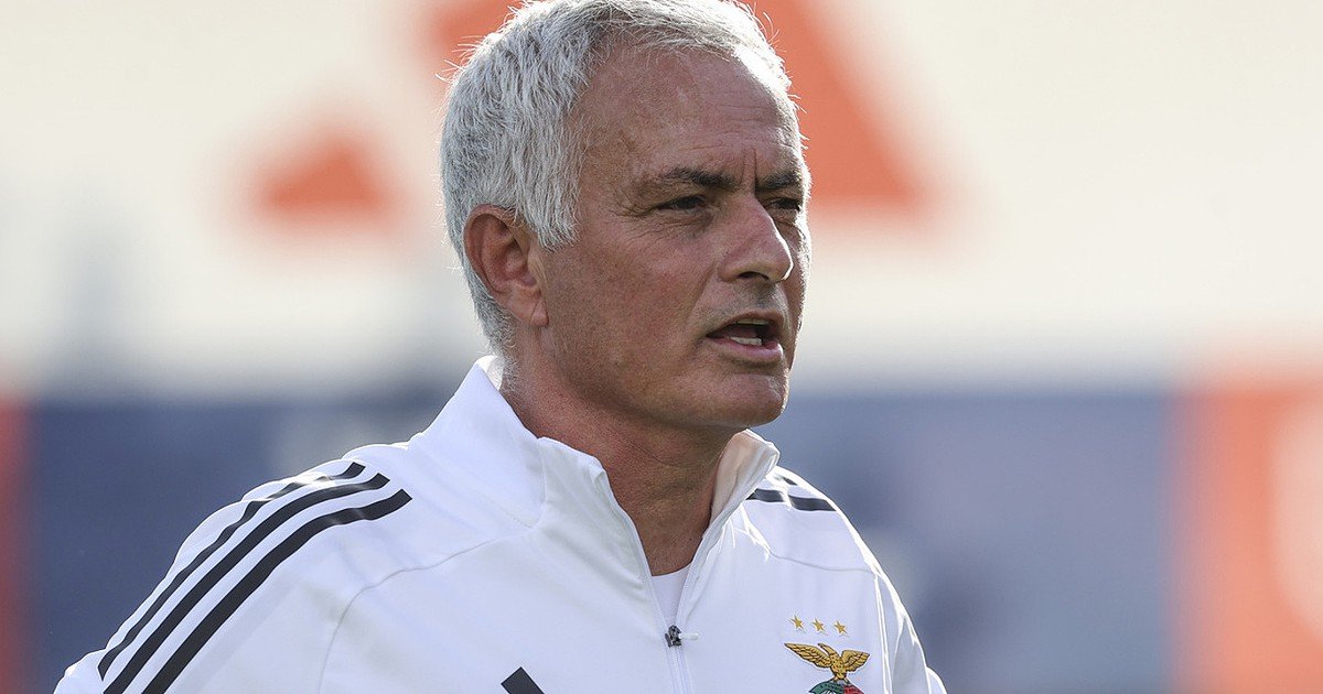 Mourinho inicia sua jornada no banco do Benfica com caderno e caneta em punho.