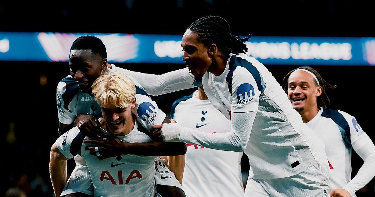 Villarreal cai em Londres após autogolo absurdo de Luiz Júnior