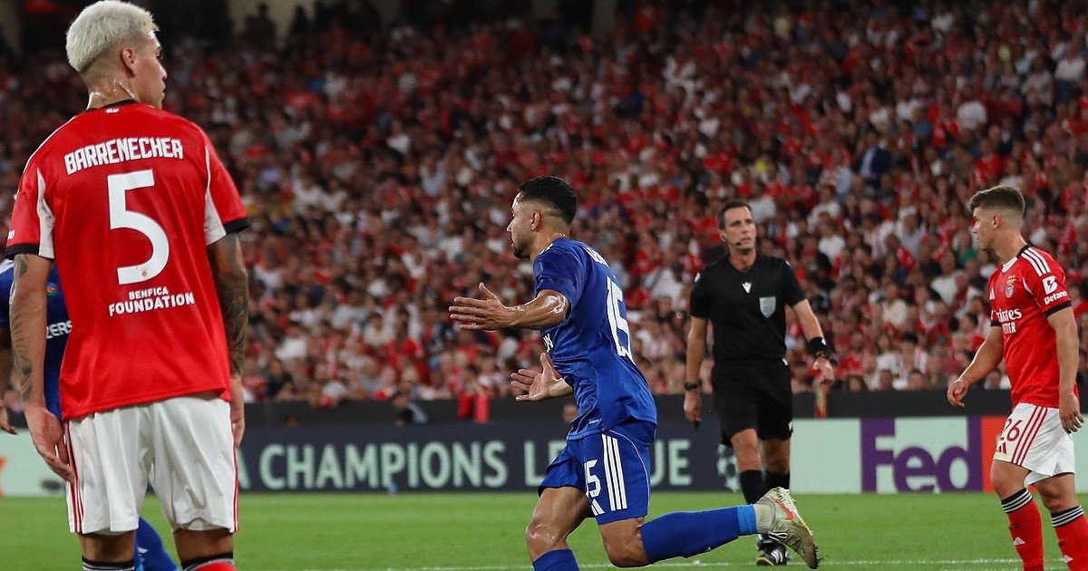 Escândalo na Iluminação: Benfica é superado pelo modesto Qarabag na abertura da Champions. Lenços brancos e vaias para Lage.
