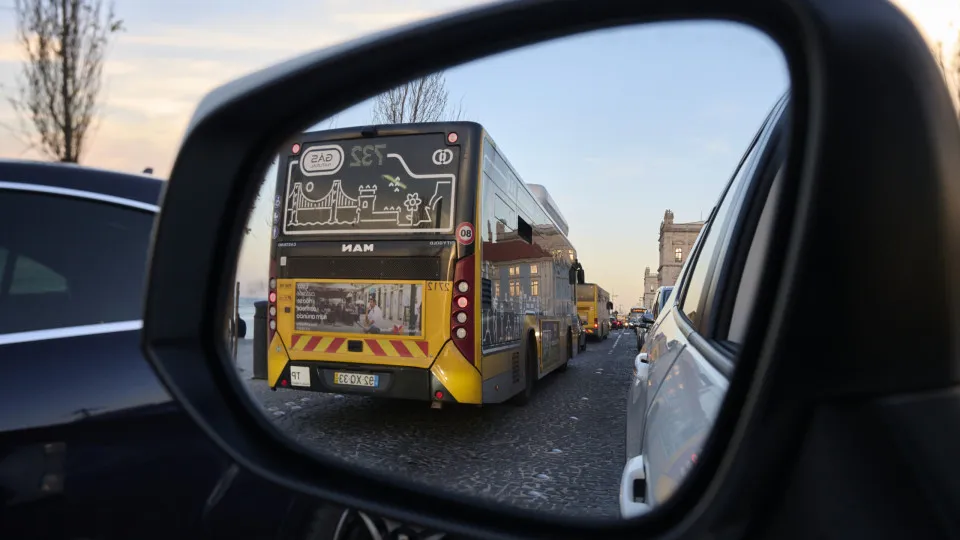 Idoso de 71 anos preso por furtos em transporte da Carris em Lisboa