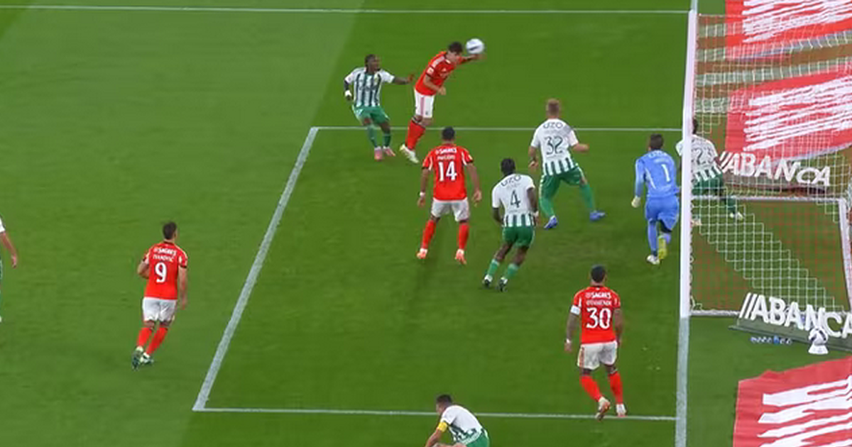 VÍDEO: O golo invalidado ao Benfica "por tocar num dedinho" contra o Rio Ave que deixou Mourinho furioso