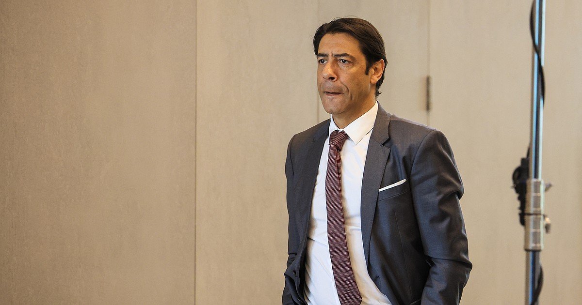 Rui Costa confirma despedida de Bruno Lage e assegura novo técnico até sábado.