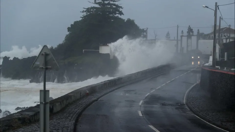 Tempestade pós-tropical começou a se afastar dos Açores - PPulso