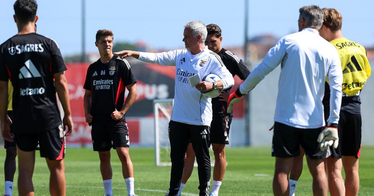 Benfica inaugura treino de terça-feira à imprensa antes da excursão a Chaves