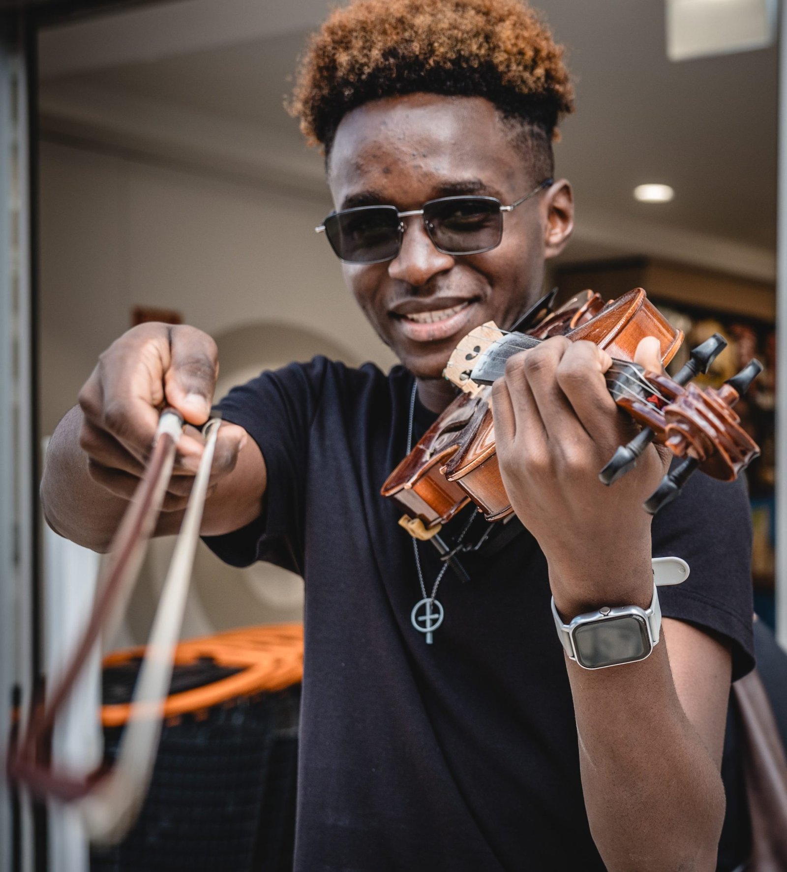 O músico do Bairro da Praça de Alvalade que fascina os moradores do pátio, nos intervalos, e necessita de um novo instrumento.