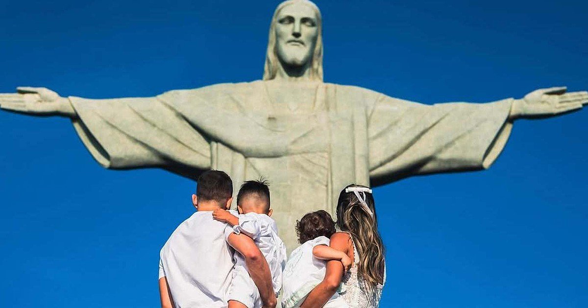 Jogador brasileiro do Internacional revela que enfrenta câncer e passou por procedimento cirúrgico.