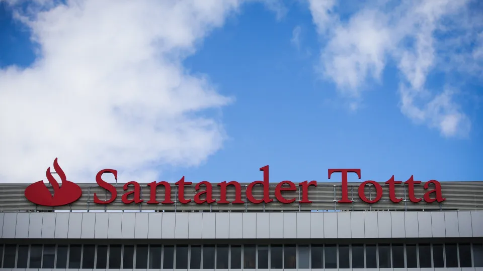 Lucros do Santander Totta caem 6,4% até setembro, totalizando 728,2 milhões.