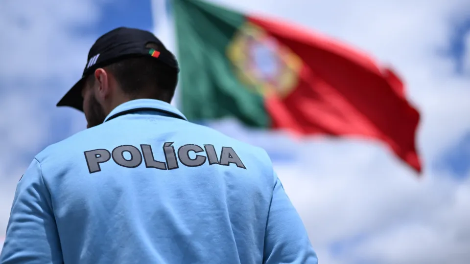 Apresentaram "documentos falsificados" no aeroporto e foram retidos pela PSP.