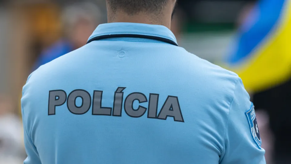 Idoso de 72 anos suspeito de agressão domiciliar é preso pela PSP