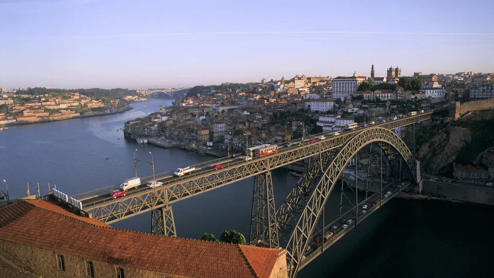 Corpo resgatado do Douro em Vila Nova de Gaia: 'Na água por bastante tempo' - PPulse