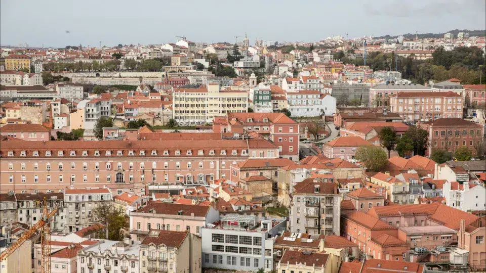 Bruxelas alerta que a crise habitacional gera "novos obstáculos" em Portugal.