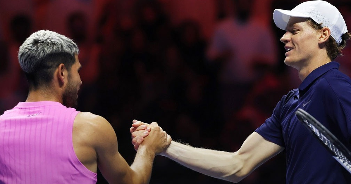 Carlos Alcaraz triunfa e enfrentará Jannik Sinner na final das ATP Finals