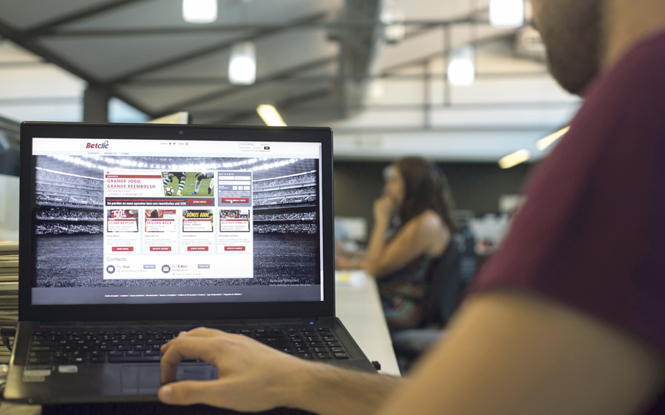 Governo perde 100 milhões em tributos com entretenimento virtual não autorizado. Confira o "Entretenimento Financeiro".