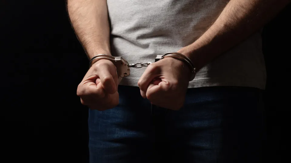 Agentes prendes homem que havia fugido e era procurado por tráfico de drogas.