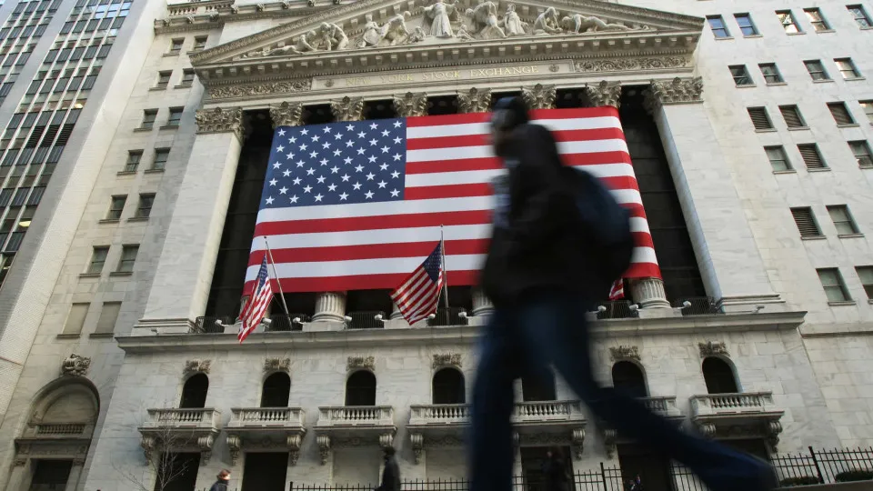 Wall Street encerra em baixa pressionada por empresas de tecnologia e pelo Fed.