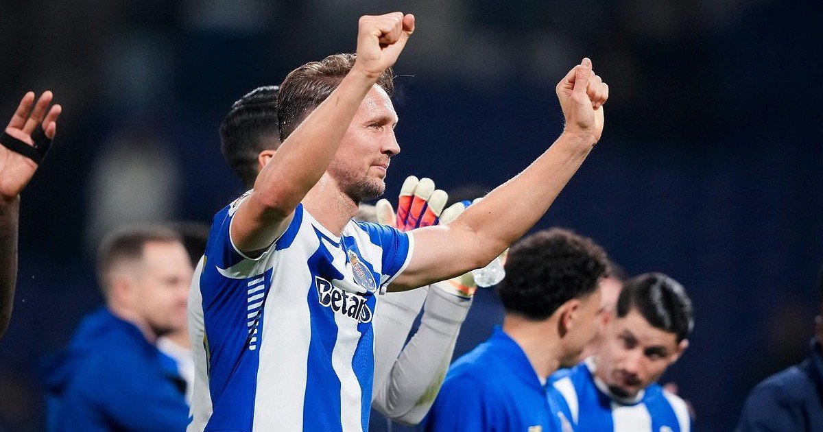 "Desolado" após avaliação, Luuk de Jong conta com suporte dos amigos: "Retornarás mais potente"