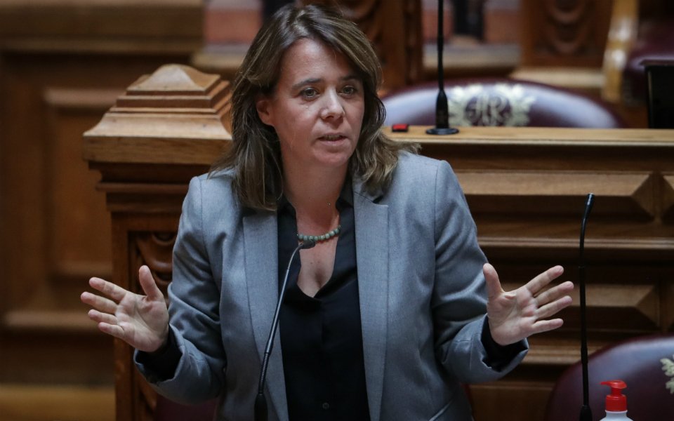 Catarina Martins reprova Executivo por persistir numa legislação trabalhista que subtrai "ainda mais garantias"