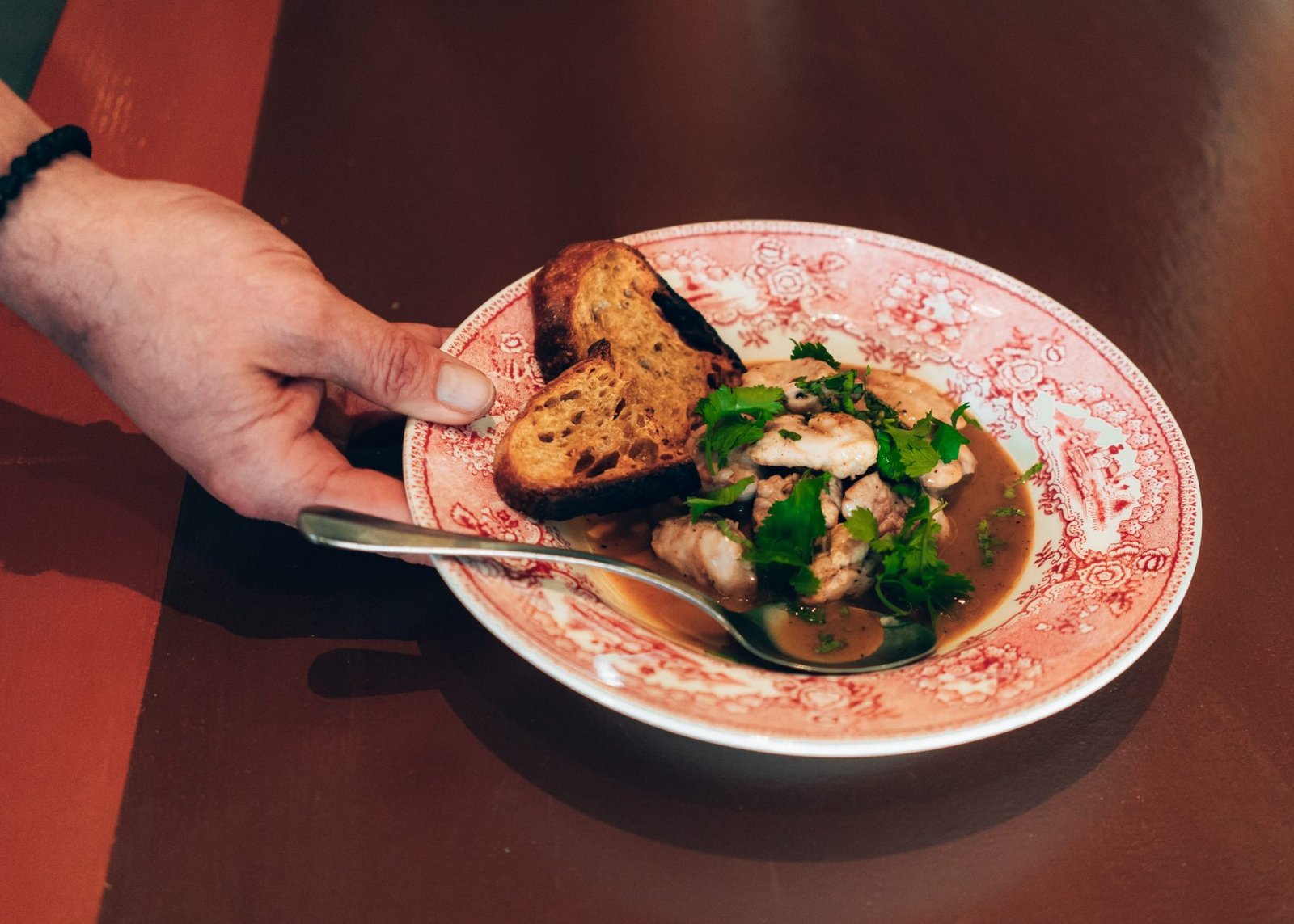 Joaquim, o caçador das memórias infantis e sua cozinha intensa na Taverna Os Canários