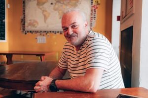 Joaquim, o explorador de recordações emocionais e sua culinária autêntica na Taverna dos Canários