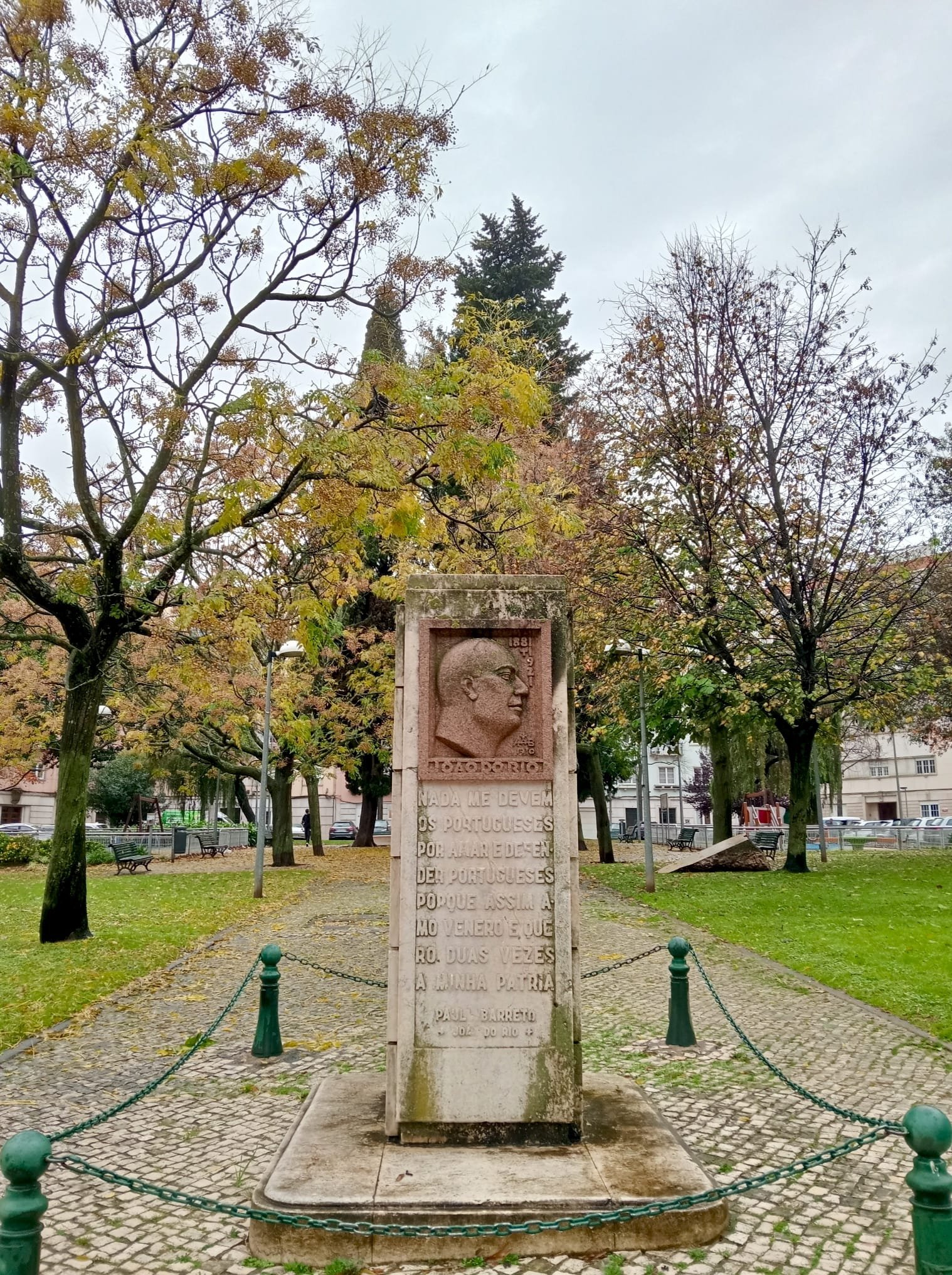 Quem foi o cronista carioca enamorado por Lisboa que batiza uma praça no Areeiro?