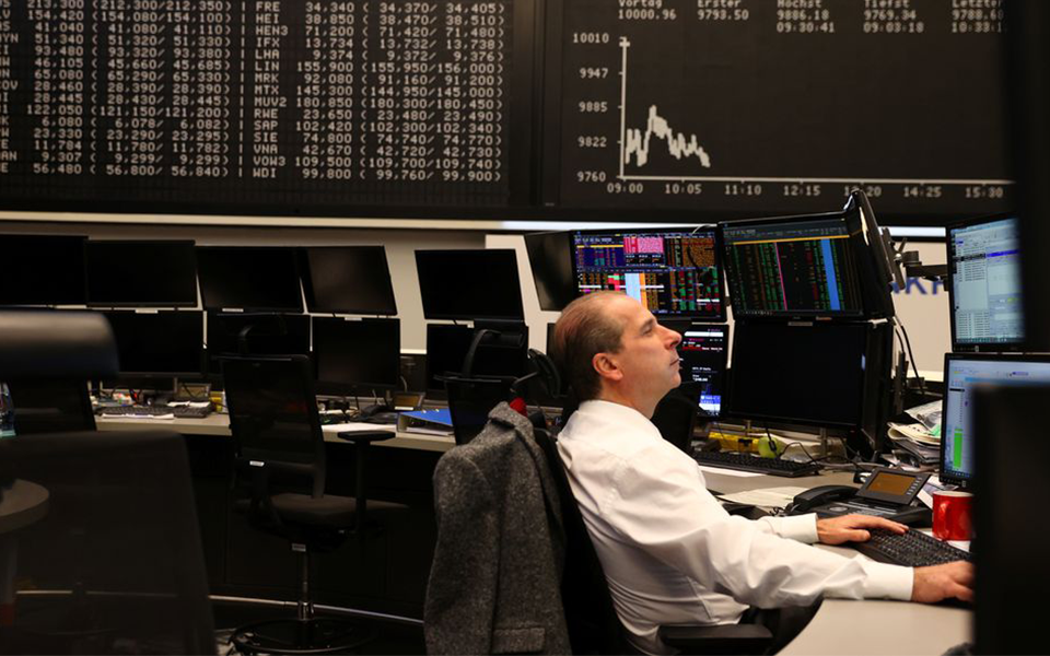 Mercado financeiro inicia com alta