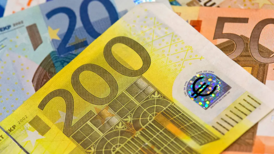 Euro se valoriza após três quedas consecutivas e ultrapassa 1,16 dólares