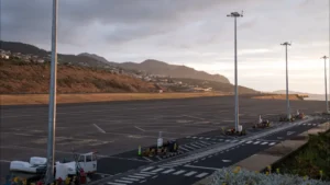 Visibilidade restrita impacta deslocamentos no Aeroporto da Madeira.