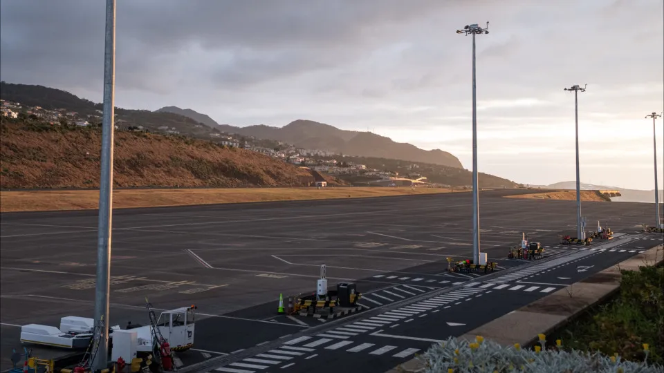 Visibilidade restrita impacta deslocamentos no Aeroporto da Madeira.