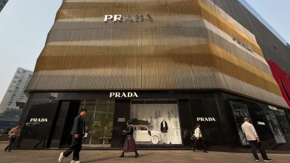 Prada finaliza aquisição da Versace por 1,184 bilhão de euros