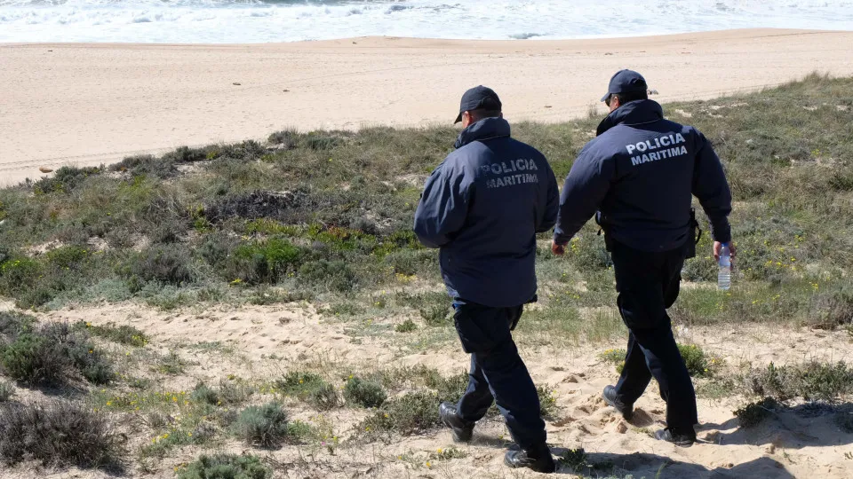 Navio afunda ao largo de Sines. Equipe de sete pescadores resgatada.