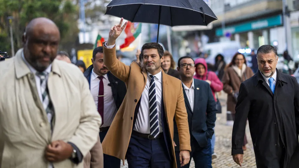 Os discípulos de Sócrates se reúnem em torno de Gouveia e Melo