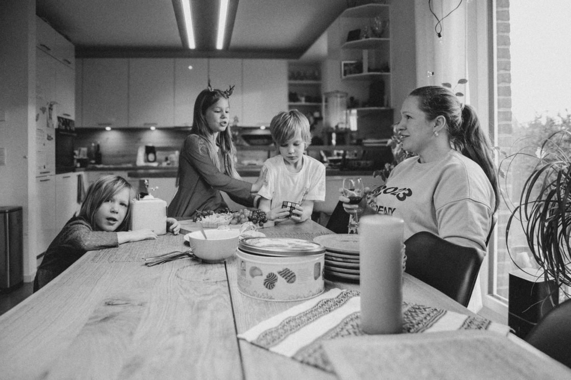 Educação aos fins de semana: a comunidade ucraniana na Alemanha se encontra na sala de estudo