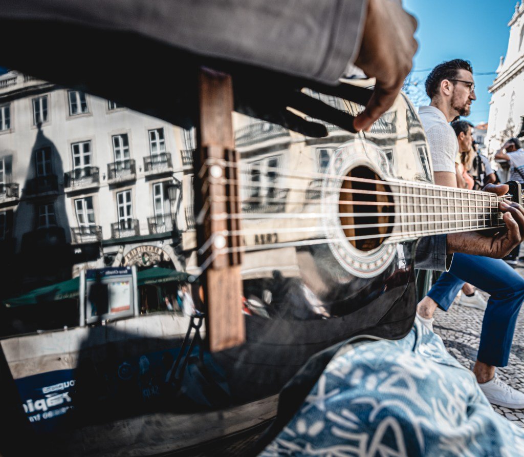Quem é Lucas Pina, o artista que se apresentou para Michael Jordan e outras celebridades no Chiado e brilhou no palco do The Voice?