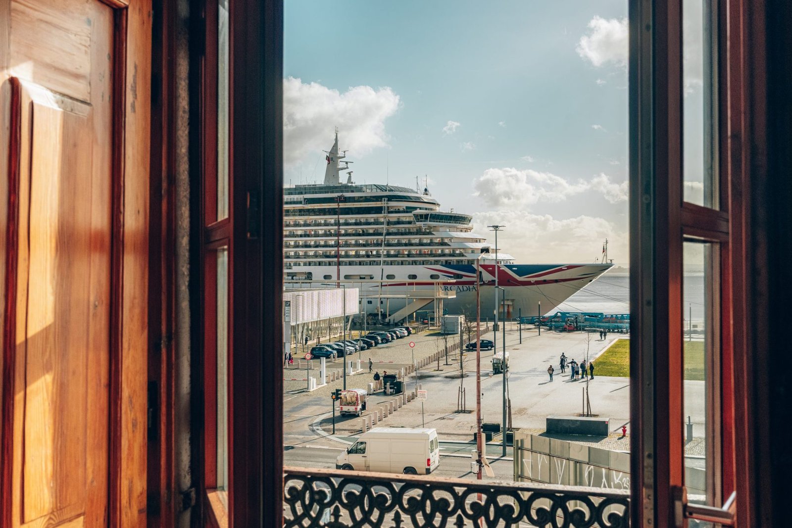 Na localidade mais afetada pelo turismo, os moradores formaram uma entidade para restaurar o bem