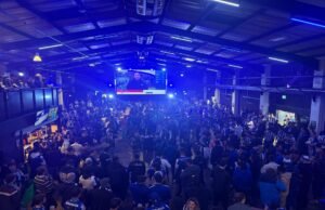 Clima festivo em Nottingham: Torcedores do FC Porto celebram antes de ingressar no estádio