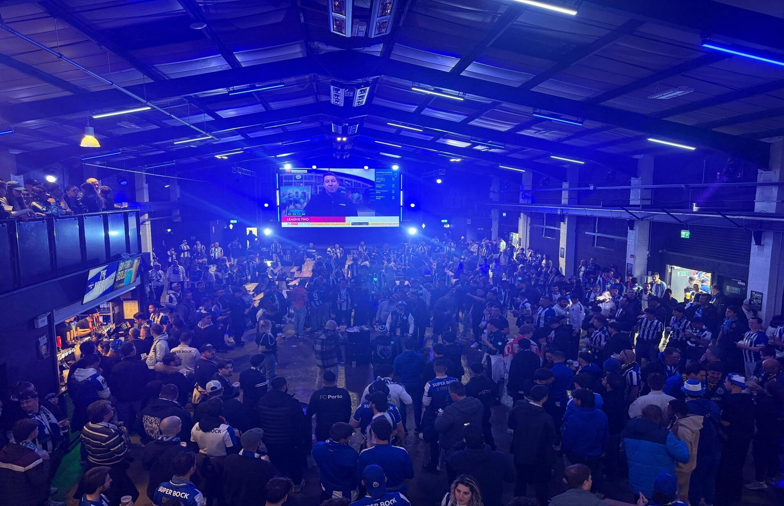 Clima festivo em Nottingham: Torcedores do FC Porto celebram antes de ingressar no estádio