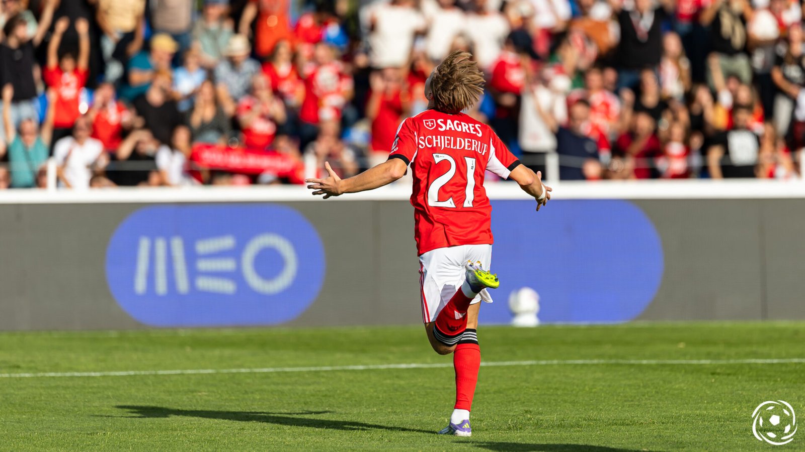 Andreas Schjelderup imita Luis Suárez e coloca Benfica à frente do Sporting de penalti