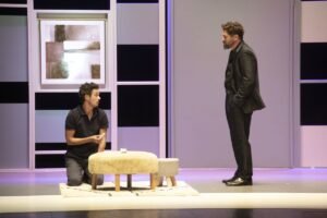 Três companheiros e um painel luminoso