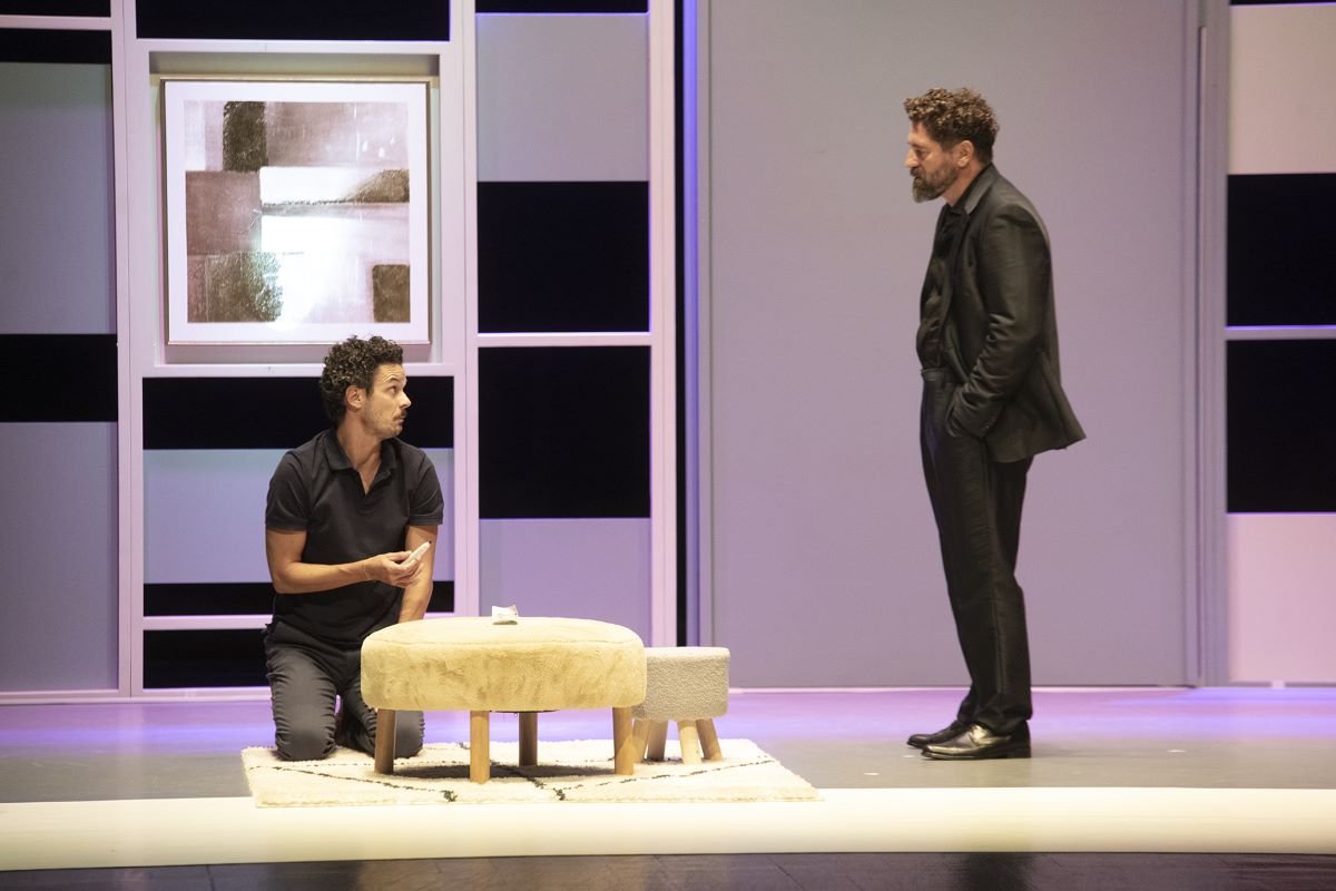 Três companheiros e um painel luminoso