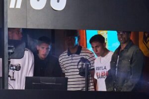 João Cancelo e dois companheiros do Barcelona assistem à Liga das Estrelas ao vivo