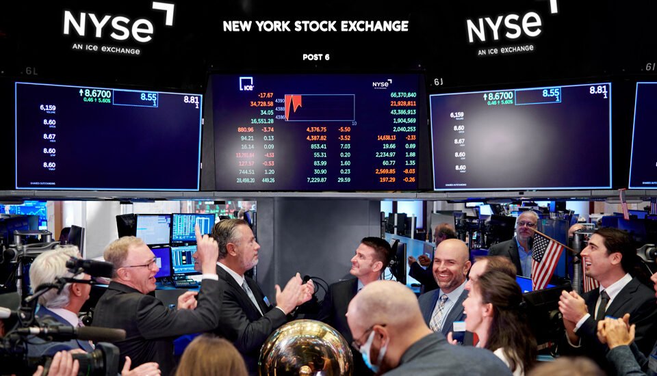 Wall Street fecha em território negativo com sinais de supervalorização das ações