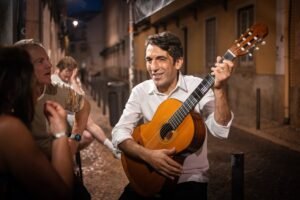 A existência paralela de "Miguel Gomes", o comerciante de nozes do Cais que é cantor de fado da Alfama