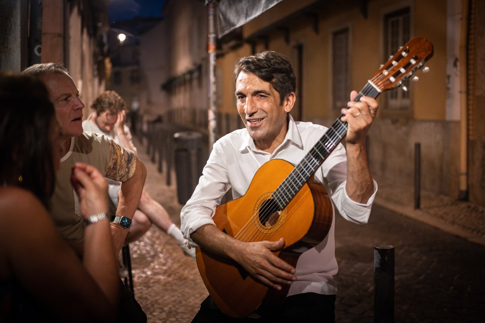 A existência paralela de "Miguel Gomes", o comerciante de nozes do Cais que é cantor de fado da Alfama