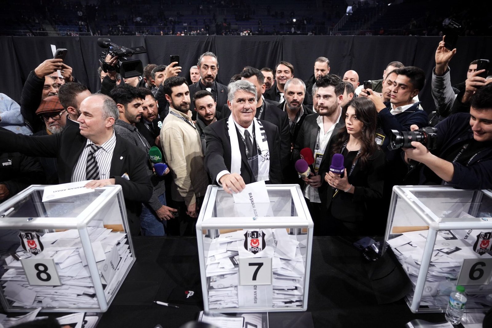 Presidente do Beşiktaş critica VAR após polêmica no clássico de Istambul contra o Fenerbahçe: «Toda semana acontece um desastre»