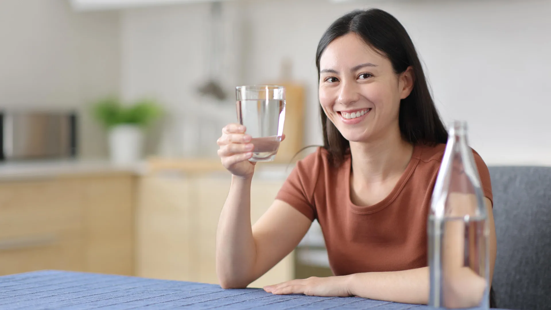 Esta planta habitual pode purificar microplásticos da sua água potável