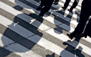 Contratação estatal cresce 1,8% no terceiro trimestre, porém diminui em sequência.