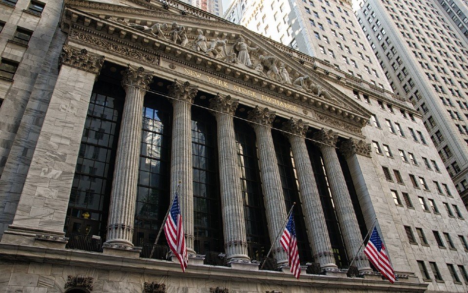 Mercado financeiro fecha misto com Nasdaq em nível favorable diante de inquietações sobre taxas.