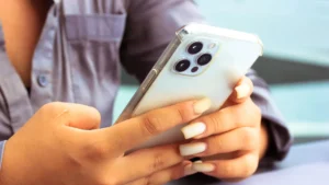 Cientistas desenvolvem esmalte transparente que permite o uso de telas sensíveis ao toque com unhas longas